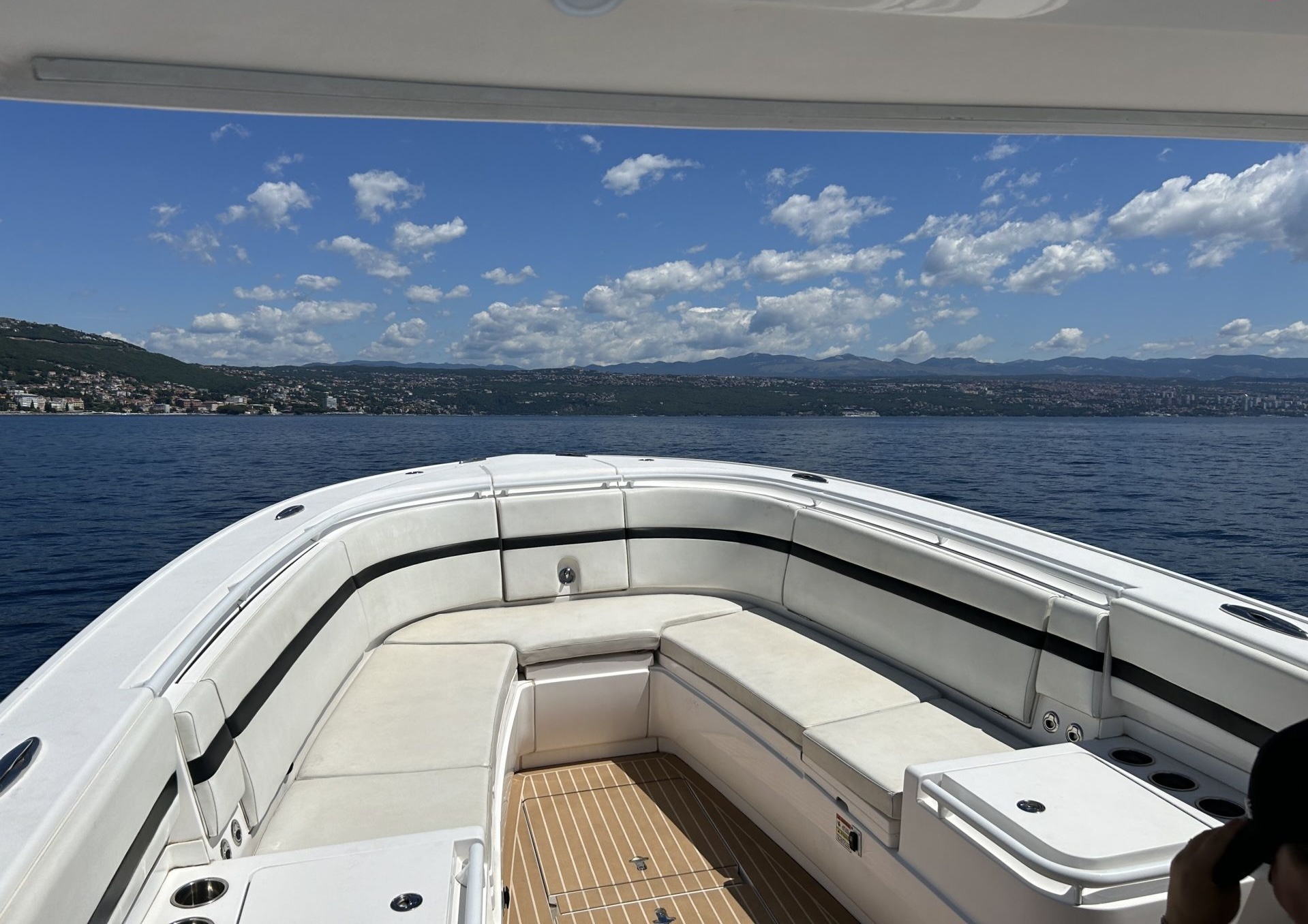 Intrepid 375 CC - view 3