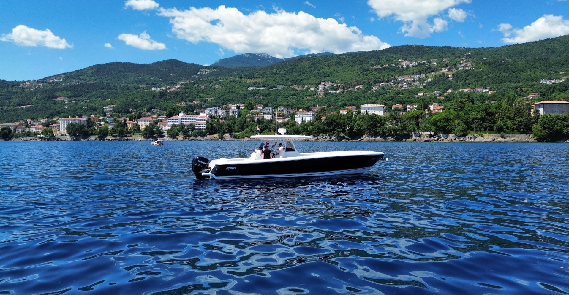 Intrepid 375 CC - view 2